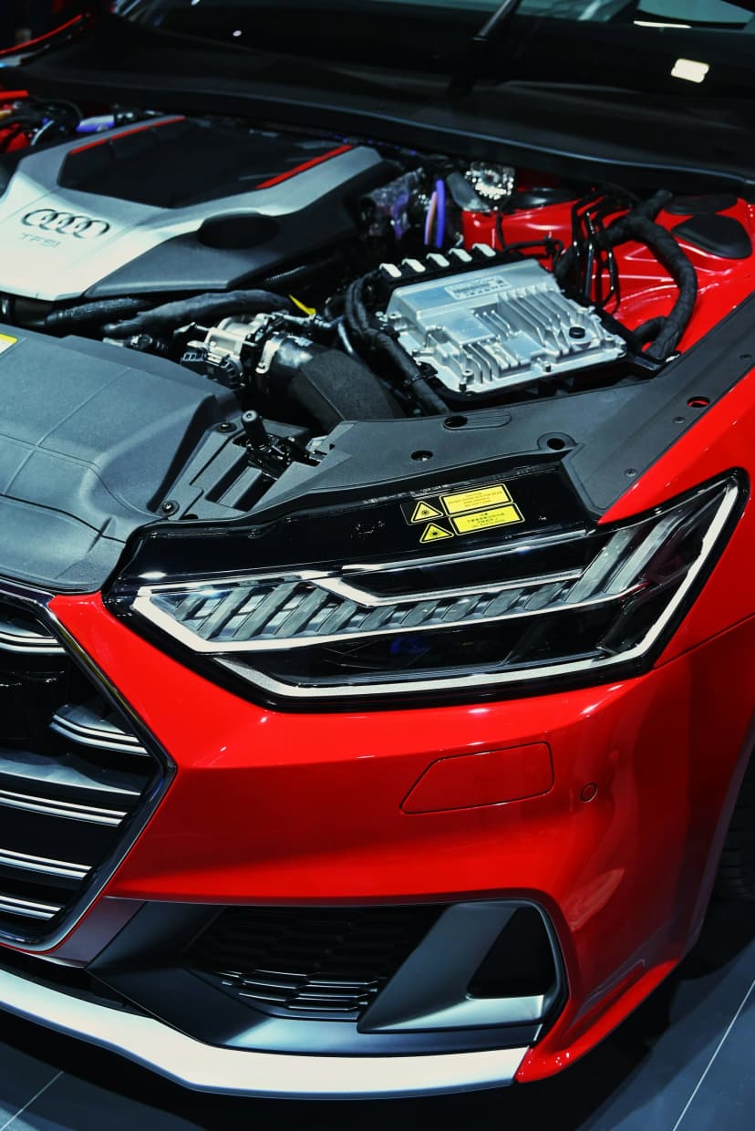 Náš tým profesionálních techniků - AUTO ODOLKA AUTO ODOLKA profesionální technik při práci v autoservisu